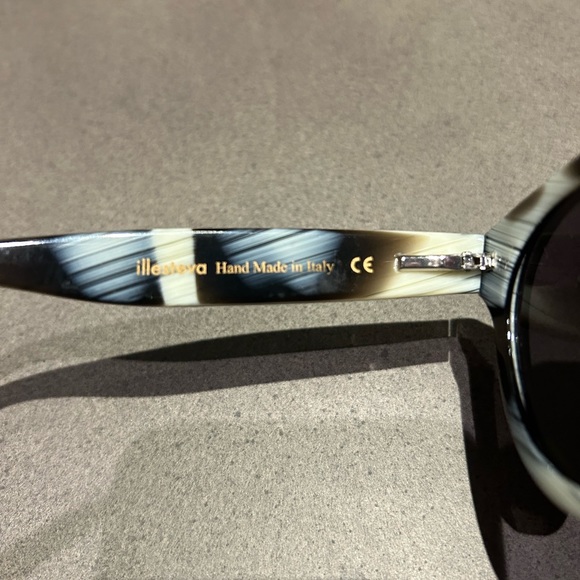 Illesteva Leonard Sunglasses in Horn frame and black lenses - Picture 6 of 8